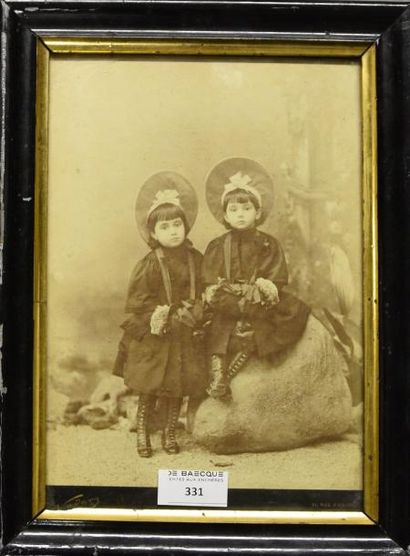 Nadar Studio 
Portrait de deux soeurs, vers 1895
Tirage albuminé contrecollé sur...