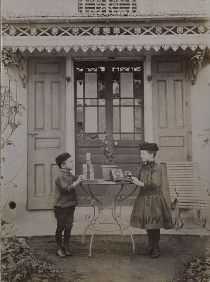 null FRANCE, 1890-1900
Intéressant album de famille contenant 110 épreuves
Belles...