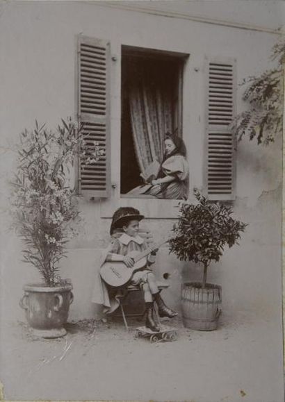 null FRANCE, 1890-1900
Intéressant album de famille contenant 110 épreuves
Belles...