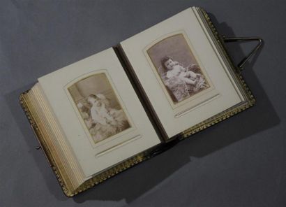 null Cartes de visite, 1870/1900
Ravissant petit album à la reliure de cuir gaufrée...