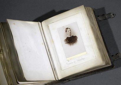 null Cartes de visite, 1860-1890
Album de photographies comprenant 25 photographies...