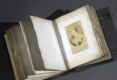 null Cartes de visite, 1860-1890
Album de photographies comprenant 25 photographies...