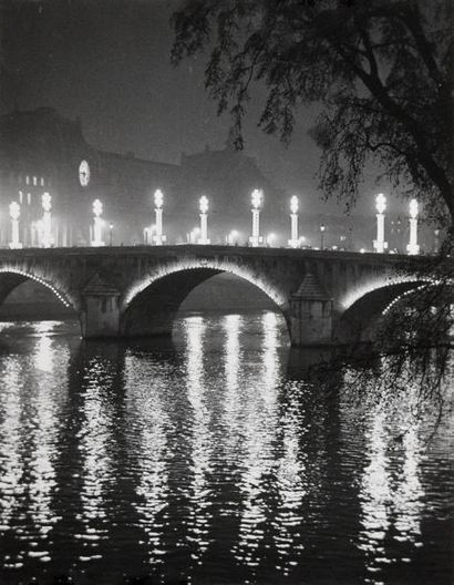 Serge de SAZO (1915-2012) 
Le Pont Royal illuminé, Paris, vers 1950
Tirage argentique...