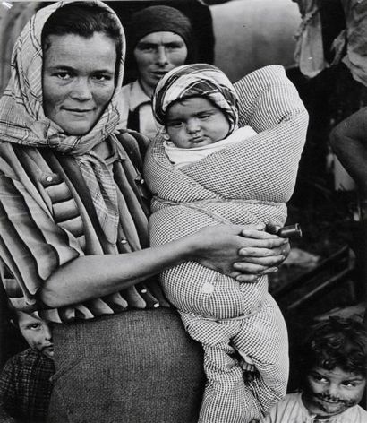 Hans BAUMGARTNER (1911-1996) 
Mère tzigane avec ses enfants, vers 1970
Tirage argentique...