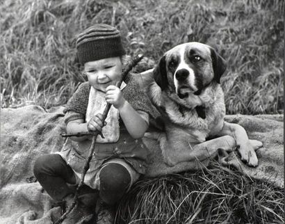 Jakob Tuggener (1904-1988) 
L'enfant au chien, montagnes suisses, vers 1965
Grande...