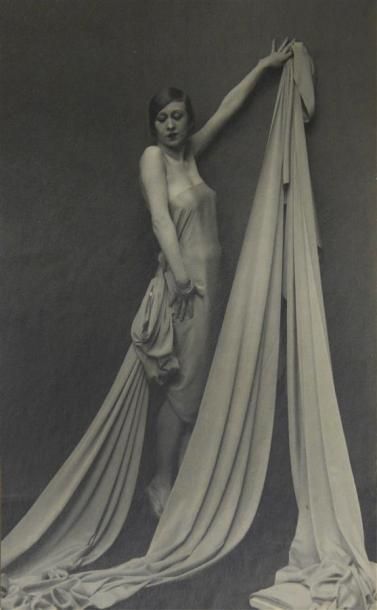 Élégante au drapé, vers 1935
Superbe photographie...
