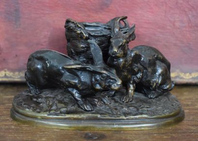 null Pierre-Jules MENE (1810-1879) Deux lièvres près d'un panier Bronze patiné, signé...