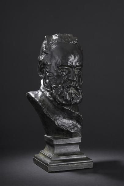 null Auguste RODIN (1840-1917) Buste de Victor Hugo dit « à l'illustre maître » avec...