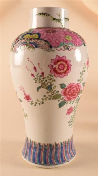 null CHINE, époque Qianlong (1736-1795) Vase en ancienne porcelaine de la Chine à...
