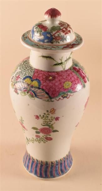 null CHINE, époque Qianlong (1736-1795) Vase en ancienne porcelaine de la Chine à...