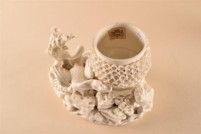 null MENNECY Pot-pourri couvert agrémenté de petites fleurs en relief sur piédouche,...