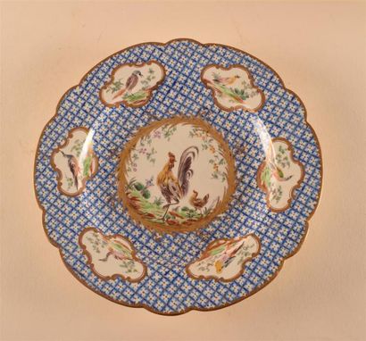 null CHANTILLY Assiette creuse en pâte tendre à bord contourné, décor polychrome...