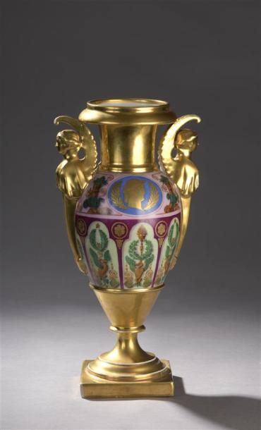 null PARIS Vase en porcelaine de forme ovoïde munie de deux renommées aillées formant...
