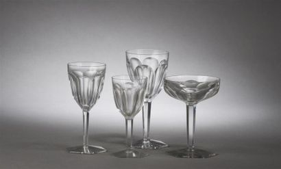 null BACCARAT Modèle Malmaison Service de verres en cristal comprenant quarante-huit...