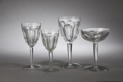 null BACCARAT Modèle Malmaison Service de verres en cristal comprenant quarante-huit...