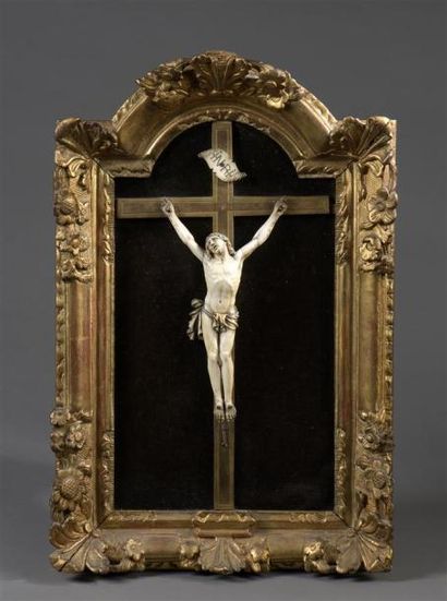 null Crucifix en ivoire, le perisonium retenu par une cordelette, pieds juxtaposés,...