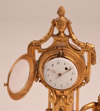 null Pendulette en bronze doré à mouvement de montre (rapporté) dans un encadrement...