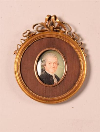 null Ecole FRANCAISE, époque Louis XVI Portrait d'homme en habit gris Miniature ovale...