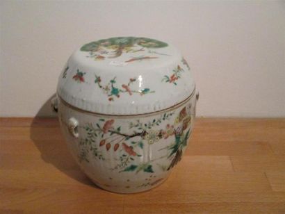 null Pot couvert en porcelaine de Chine (couvercle percé) et paire de chiens de ...