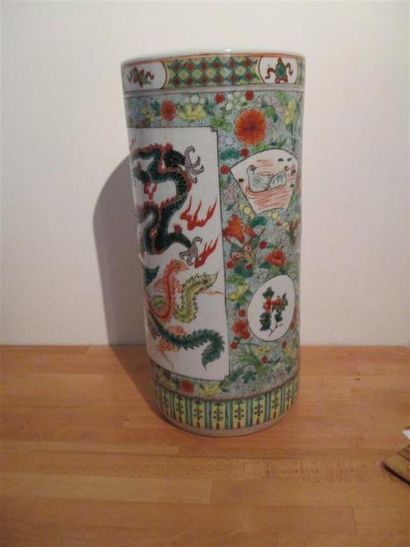 null Grand vase rouleau en porcelaine polychrome. Chine, XXe siècle