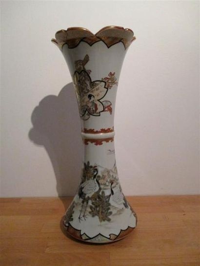 null Vase de forme cornet en porcelaine à décor polychrome en léger relief de grues,...