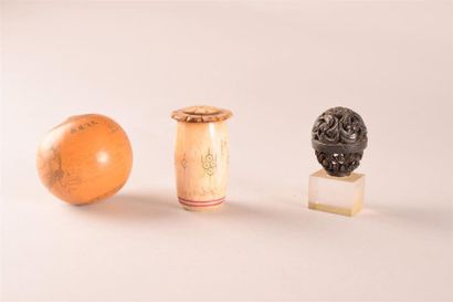 null Lot de trois objets : une boule de bois, un navette ajourée et un cylindre

H....