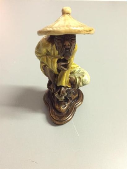 null CHINE 

Personnage en céramique portant un vêtement jaune

H. 14,5 cm 

