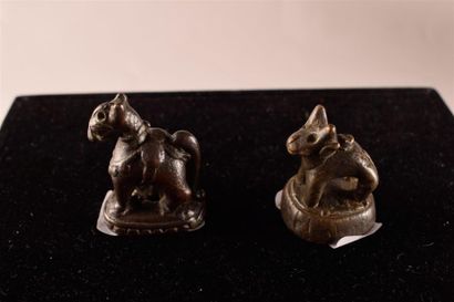 null CHINE 

Deux petits animaux en bronze

Cheval scellé : H. 5 cm, L. 3,5 cm 

Vache...