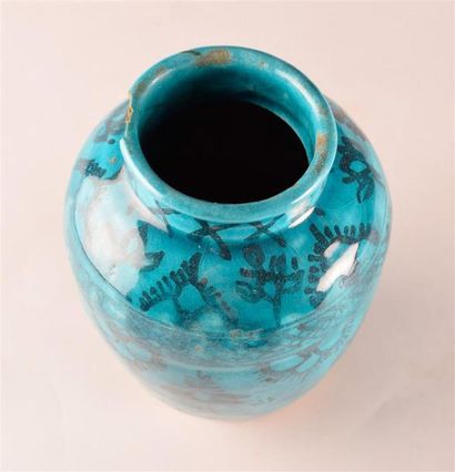 null Vase ovoïde faïence vernissée bleue, éclat 

H. 16 cm D. 11 cm 