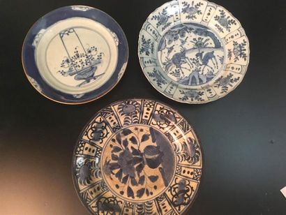 null CHINE et VIETNAM 

Lot de trois assiettes et une coupe en camaïeu bleu d'un...