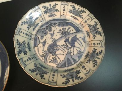 null CHINE et VIETNAM 

Lot de trois assiettes et une coupe en camaïeu bleu d'un...