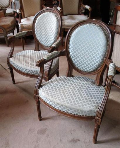 null Paire de fauteuils en bois naturel de forme médaillon style Louis XVI recouverts...