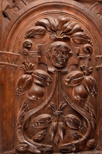 null Porte de sacristie en bois sculpté à décor de fruits et mascaron d’angelot,...