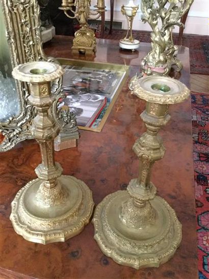 null Paire de chandeliers en bronze doré et ciselé, de style Louis XIV