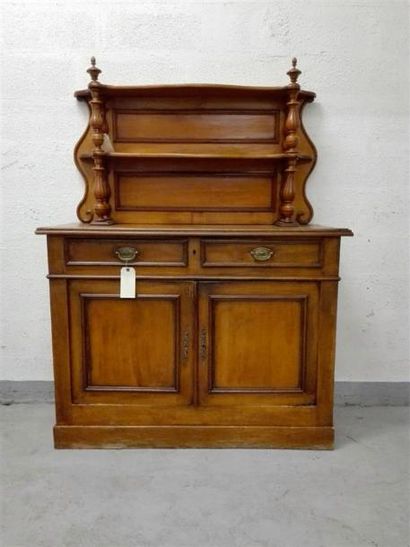 null Buffet dressoir en bois fruitier sur plinthe, partie haute à deux niveaux, sculptée...