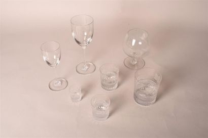 null Un ensemble de verres comprenant :

6 verres à liqueur

11 verres moyens

12...