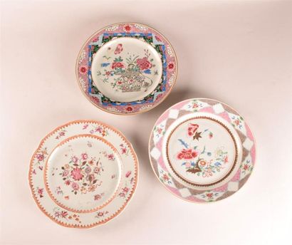 null COMPAGNIE DES INDES

Trois assiettes en porcelaine à décor de fleurs

D. 23...