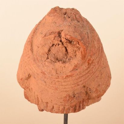 null Tête Nok en terre-cuite
Nigeria
H. 18 cm
Soclée