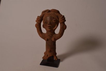null Statue Djukun en terre-cuite
Nigeria
H. 19 cm
Soclée
Test de thermoluminescence...