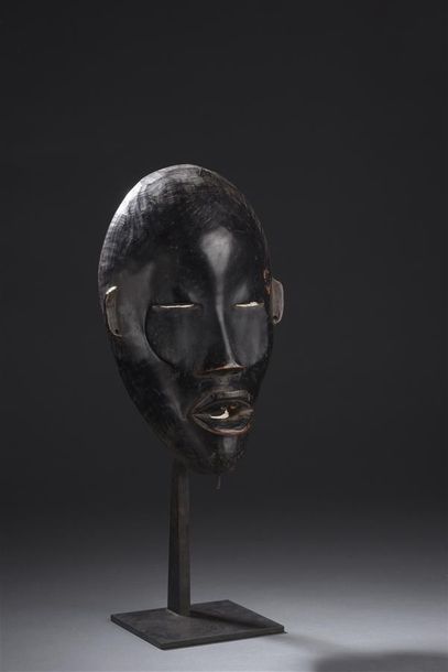 null Masque Dan/Mano
Côte d'Ivoire
H. 25,5 cm
Beau masque Dan/Mano aux yeux fendus....