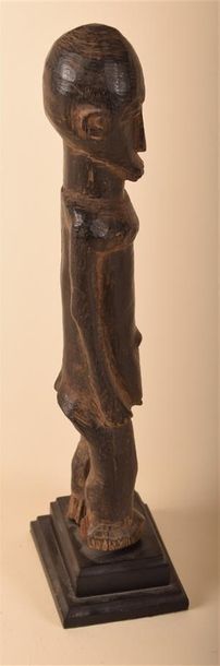 null Statuette Lobi, Burkina Faso
Bois
H. 17,5 cm
Soclée
