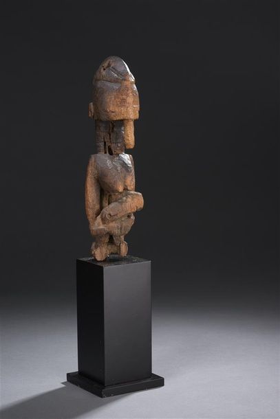 null Statue Dogon
Mali
H. 26,5 cm
Si les traits sont en partie effacés par le temps...