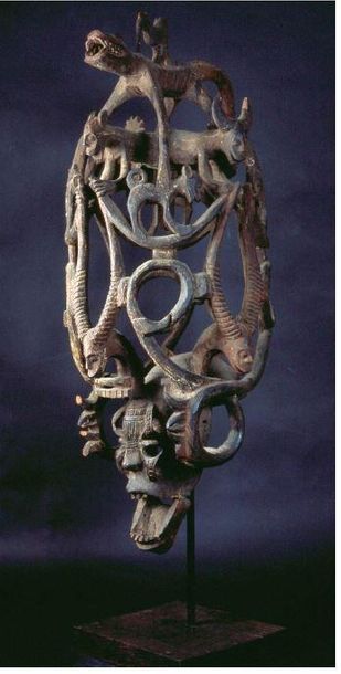 null Masque Igbo
Nigéria
H. 102,5 cm
Imposant masque Igbo constitué d'un visage humain...