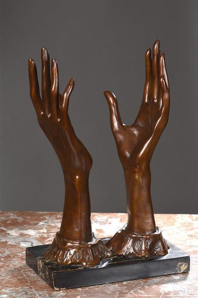 MAN RAY (1890-1976) * Editions Artcurial
Solitaire
Mains en bronze à patine brune...