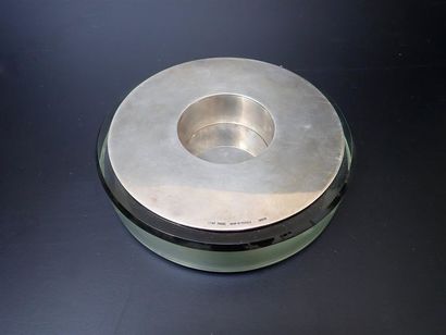 DESNY (CLÉMENT NAUNY DIT) (1900-1969) * Coupe vide-poche circulaire en métal et verre
Marqué...