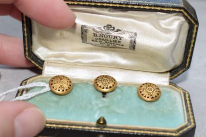 null Suite de trois boutons de plastron en or jaune, dans leur écrin, fin du XIXe...