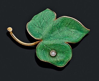 null Broche "feuille" en or jaune 750 millièmes émaillé vert, ornée d'un diamant...