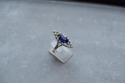 null Bague en or gris 750 millièmes, le chaton de forme navette orné d'une pierre...