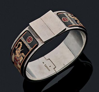 null HERMES

Bracelet rigide ouvrant, en argent 925 millièmes, décoré de deux motifs...