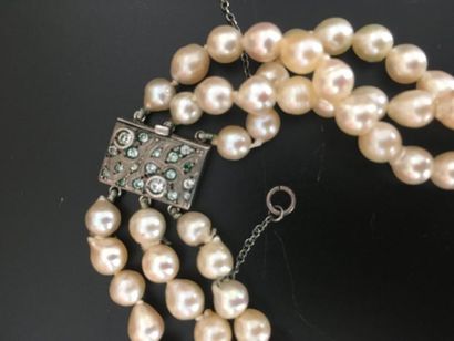 null Collier à trois rangs de perles baroques en chute, fermoir en or gris 18 K (750...